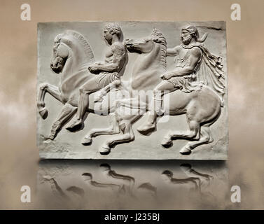Releif Skulpturen aus dem Fries rund um den Parthenon Block IV. Aus dem Parthenon von der Akropolis in Athen. Eine britische Museumsausstellung bekannt als The Elg Stockfoto