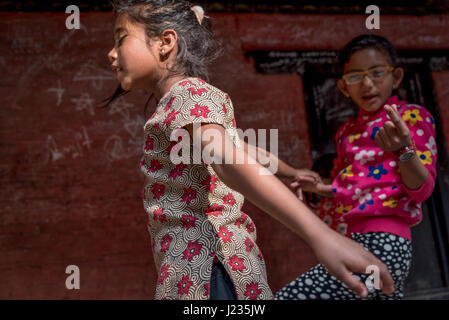 Mädchen tanzen neben der Straße in Patan, Nepal. Stockfoto
