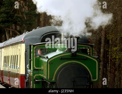 Der Prinz von Wales, der in Schottland als Herzog von Rothesay bekannt ist, fährt während seines Besuchs bei der Royal Deeside Railway in Banchory den Dampfzug „Salmon“. Stockfoto