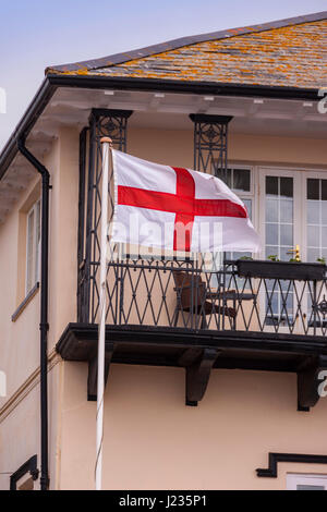 Flagge von Saint George fliegen direkt am Meer in Sidmouth, Devon Stockfoto