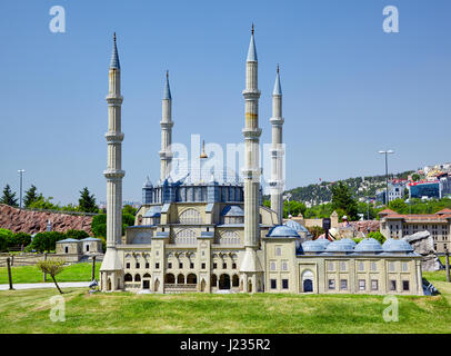 ISTANBUL, Türkei - 10. Juli 2014: Miniatürk Park in Istanbul, Türkei.  Skalieren Sie Kopie der Selimiye-Moschee in Edirne, Türkei. Moschee wurde von Sul beauftragt. Stockfoto