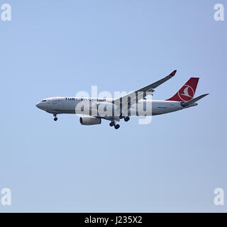 ISTANBUL, Türkei - 11. Juli 2014: Die Ladung planen Airbus A330-220F von Turkish Airlines fliegen in den blauen Himmel. Stockfoto