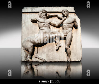 Skulptur von Lapiths und Zentauren kämpfen von der südöstlichen Ecke Metope des Parthenon auf der Akropolis in Athen keine XXXII. Auch bekannt als die Stockfoto