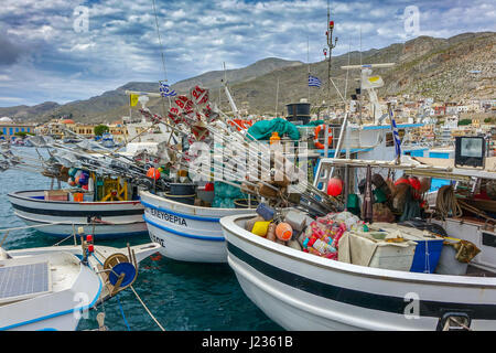 Häuser im italienischen Stil und Angelboote/Fischerboote, Pothia, Kalymnos, Griechenland Stockfoto