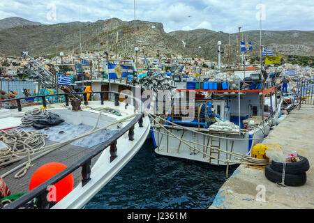 Häuser im italienischen Stil und Angelboote/Fischerboote, Pothia, Kalymnos, Griechenland Stockfoto