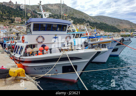 Häuser im italienischen Stil und Angelboote/Fischerboote, Pothia, Kalymnos, Griechenland Stockfoto