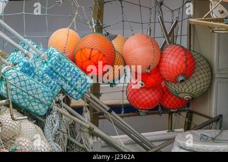 Bunte Bojen und schwimmt auf Angelboot/Fischerboot, Pothia, Kalymnos, Griechenland Stockfoto