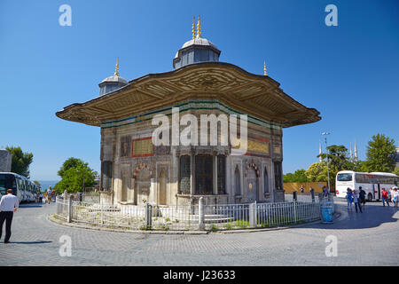 ISTANBUL, Türkei - 12. Juli 2014: Der Brunnen des Sultans Ahmed III.  Die Rokoko-Brunnen befindet sich auf dem großen Platz vor der kaiserlichen Ga Stockfoto