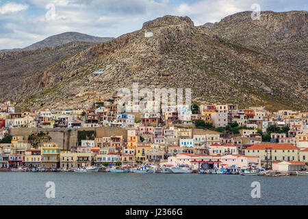 Häuser im italienischen Stil und Angelboote/Fischerboote, Pothia, Kalymnos, Griechenland Stockfoto