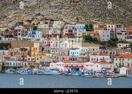 Häuser im italienischen Stil und Angelboote/Fischerboote, Pothia, Kalymnos, Griechenland Stockfoto