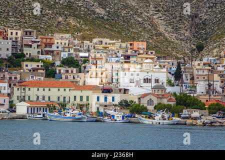 Häuser im italienischen Stil und Angelboote/Fischerboote, Pothia, Kalymnos, Griechenland Stockfoto