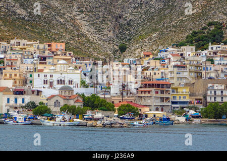 Häuser im italienischen Stil und Angelboote/Fischerboote, Pothia, Kalymnos, Griechenland Stockfoto