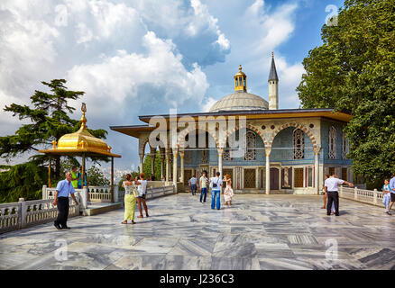 ISTANBUL, Türkei - 12. Juli 2014: Marmor Terrasse mit Bagdad-Kiosk und Iftar-Pavillon im vierten Hof des Topkapi-Palast, Istanbul, Türkei Stockfoto