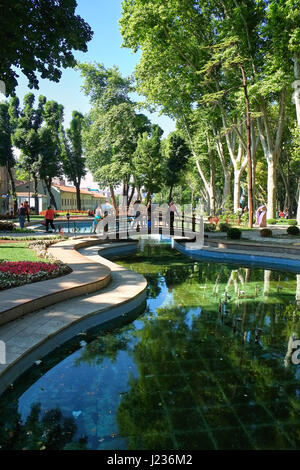 ISTANBUL, Türkei - 7. Juli 2014: Gulhane Park (Rosehouse Park) ist ein historischer städtischer Park in Eminönü Bezirk von Istanbul. Es befindet sich direkt neben Stockfoto