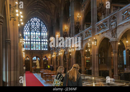 Lesesaal der John Rylands Library in Manchester, UK. Historische Innenräume der Bibliothek. Stockfoto