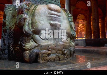 Die Spalte mit invertierten Medusenhaupt Basis in Basilika-Zisterne. Istanbul. Turkei Stockfoto