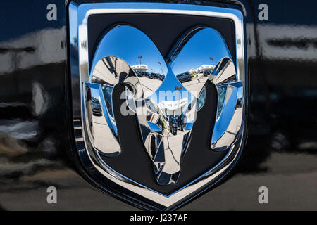 Indianapolis - ca. April 2017: Heckklappe Logo des Ram Truck. RAM Trucks, Dodge, Chrysler und Jeep sind Tochtergesellschaften der FCA ich Stockfoto