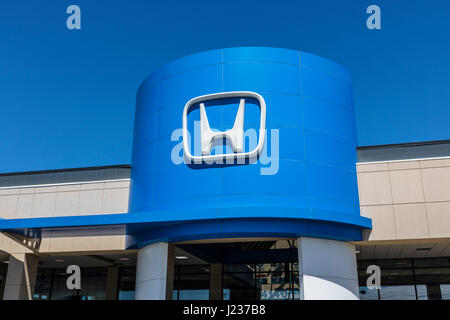 Indianapolis - ca. April 2017: Honda Motor Co. Logo und Zeichen. Honda fertigt unter den zuverlässigsten Autos in der Welt IV Stockfoto