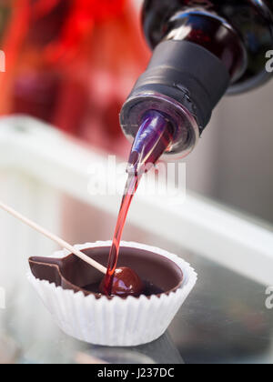 Ginja de Obidos, traditionelle Sauerkirschen Likör, serviert in kleinen Tassen Schokolade gemacht. Stockfoto