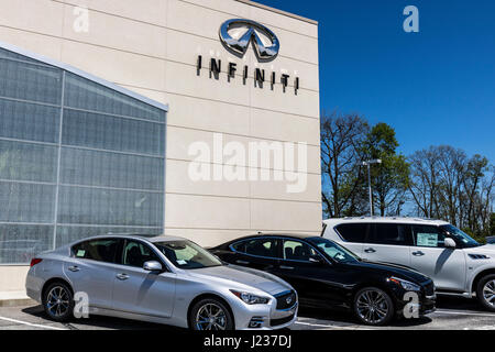 Indianapolis - ca. April 2017: Infiniti Auto und SUV-Händler. Infiniti ist die Luxus-Fahrzeug-Division von Nissan II Stockfoto