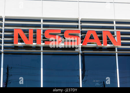 Indianapolis - ca. April 2017: Logo und Beschilderung eines Nissan Pkw und SUV-Händler. Nissan ist Bestandteil der Renault-Nissan Allianz ich Stockfoto