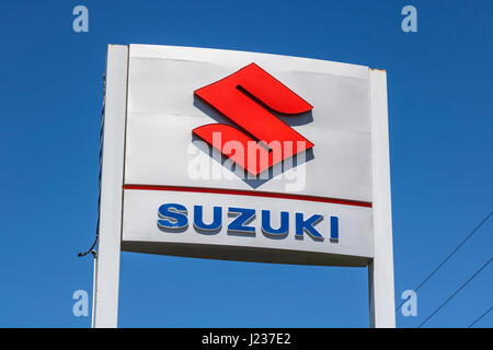 Indianapolis - ca. April 2017: Suzuki Motor Corporation Zeichen und Logos. Suzuki ist spezialisiert auf die Herstellung von Automobilen, Motorrädern und ATVs Stockfoto