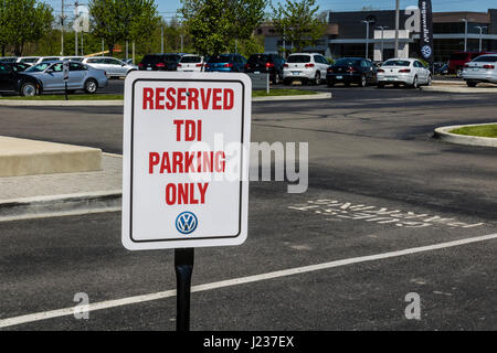 Indianapolis - ca. April 2017: Volkswagen Pkw und SUV Autohaus Zeichen erlaubt das Parken für TDI nur IX Stockfoto