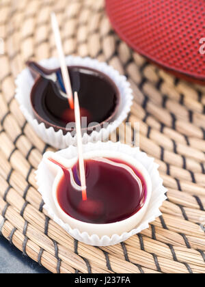 Ginja de Obidos, traditionelle Sauerkirschen Likör, serviert in kleinen Tassen Schokolade gemacht. Stockfoto