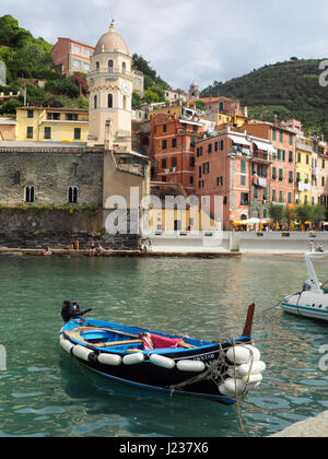 VERNAZZA, Italien-SEPTEMBER 25: The Piazza Guglielmo Marconi voller Touristen vom Hafen von Vernazza, Italien auf 25. September 2016 zu sehen ist. Stockfoto