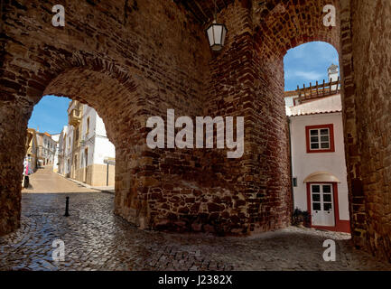 Portugal, Algarve, Silves, die Porta da Vila Torbögen in der alten Stadtmauer Stockfoto