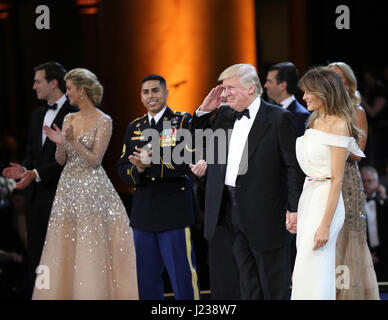 US-Präsident Donald Trump begrüßt Soldaten während der Salute to Our Armed Services Ball an das National Building Museum 20. Januar 2017 in Washington, DC.     (Foto von Kalie Jones /DoD über Planetpix) Stockfoto