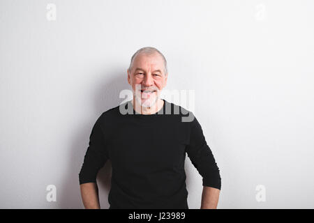 Senior woman in schwarzen wollenen Pullover, Studio gedreht. Stockfoto