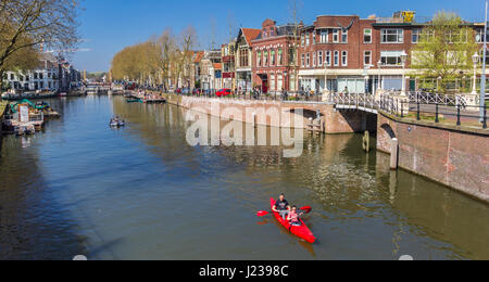 Touristen mit dem Kanu in die historischen Grachten von Utrecht, Holland Stockfoto