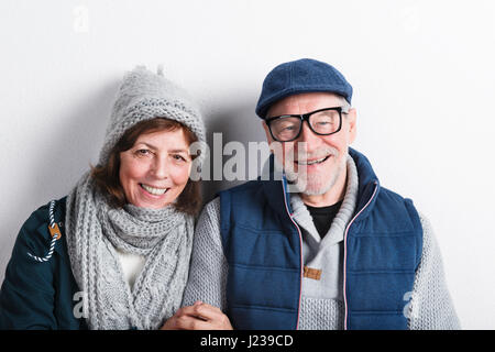 Schönes älteres Paar verliebt in Winterkleidung. Studio gedreht. Stockfoto