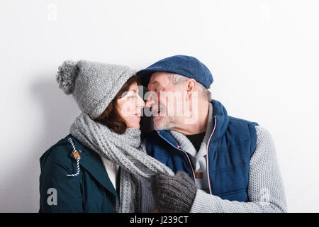 Schönes älteres Paar verliebt in Winterkleidung. Studio gedreht. Stockfoto