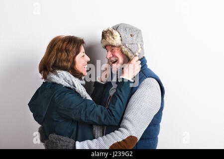 Schönes älteres Paar verliebt in Winterkleidung. Studio gedreht. Stockfoto