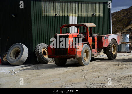 Dumper Muldenkipper während Mining Operations bei Foss Barytes Mine in der Nähe von Aberfeldy, unterhalb der schottischen Berge Corbett Meall Tairneachan verwenden, Stockfoto