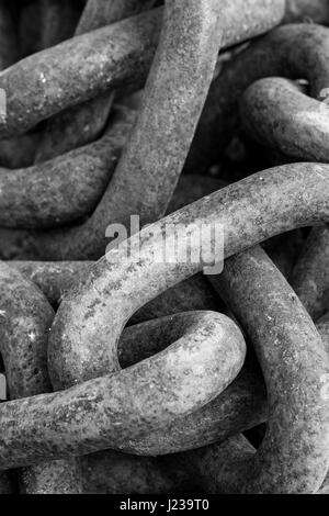 Eine Nahaufnahme Bild aus dickem, Heavy Metal Halskette verstrickt zusammen und füllen den Rahmen in einer industriellen, Hintergrundbild. Stockfoto