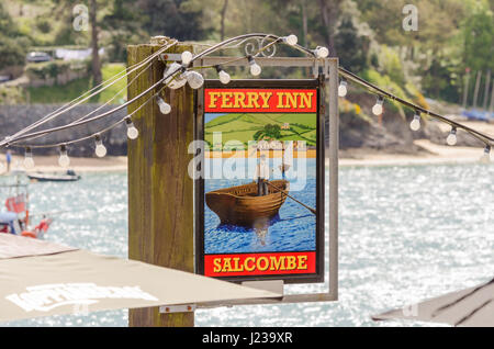 Bunte hängende Zeichen für die Ferry Inn Pub in Salcombe, Devon Stockfoto