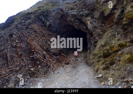 Die alte Mine zu Foss Barytes Mine in der Nähe von Aberfeldy, unterhalb der schottischen Berge Corbett Meall Tairneachan, Tay Forest Park, Schottisches Hochland Tunnel. Stockfoto