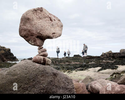 Ausgewogene Steinen von den Stein Stapeln Europameisterschaften statt am 22. April 2017 am Dunbar Strand. Stockfoto