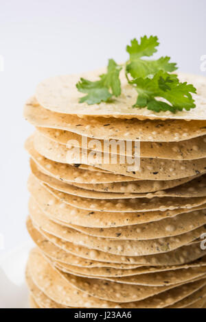 Indische Snacks, tiefe gebratenen Cracker oder Papad. Mung dal und Urad dal Papad ein indischer gebraten Schale, die eine Beilage zum Mittag- und Abendessen ist. Stockfoto