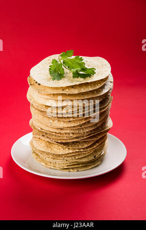 Indische Snacks, tiefe gebratenen Cracker oder Papad. Mung dal und Urad dal Papad ein indischer gebraten Schale, die eine Beilage zum Mittag- und Abendessen ist. Stockfoto