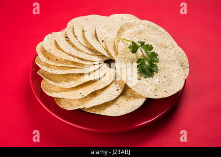 Indische Snacks, tiefe gebratenen Cracker oder Papad. Mung dal und Urad dal Papad ein indischer gebraten Schale, die eine Beilage zum Mittag- und Abendessen ist. Stockfoto