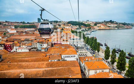 Portugal, Region Norte, Porto, die Seilbahn Teleférico de Gaia Travers über den Dächern von Vila Nova De Gaia Portwein Lodges und Lagerhallen (Höhlen) Stockfoto