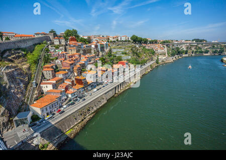 Portugal, Region Norte, Porto, Blick auf die Mauer Fernandina (Muralha Fernandina), Reste von Portos mittelalterlichen Stadtbefestigung mit Guindas Seilbahn Stockfoto