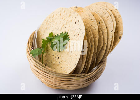 Indische Snacks, tiefe gebratenen Cracker oder Papad. Mung dal und Urad dal Papad ein indischer gebraten Schale, die eine Beilage zum Mittag- und Abendessen ist. Stockfoto