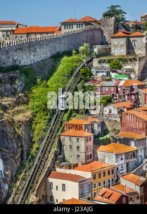 Portugal, Region Norte, Porto, Blick auf die Mauer Fernandina (Muralha Fernandina), Reste von Portos mittelalterlichen Stadtbefestigung mit Guindas Seilbahn Stockfoto