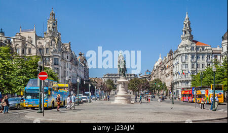 Portugal, Region Norte, Porto, Blick auf Avenida Dos Aliagos vom Praca da Liberdade mit Reiterstandbild von König Peter IV. (Dom Pedro IV) gegen t Stockfoto