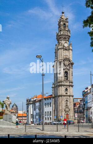 Portugal, Region Norte, Porto, Statue von António Ferreira Gomes der ehemalige Bischof von Porto gegenüber der monumentale barocke Glocke Turm von Clérigos Churc Stockfoto